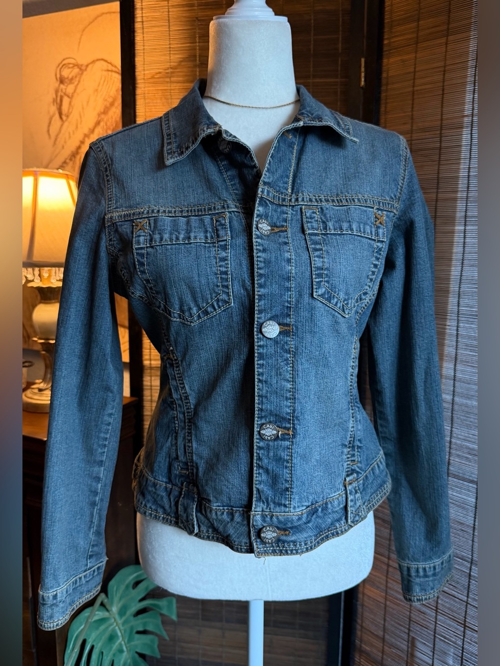 CAbi Women’s S 98% Cotton Stretch Denim Jacket Fitted Blue Jean Jacket